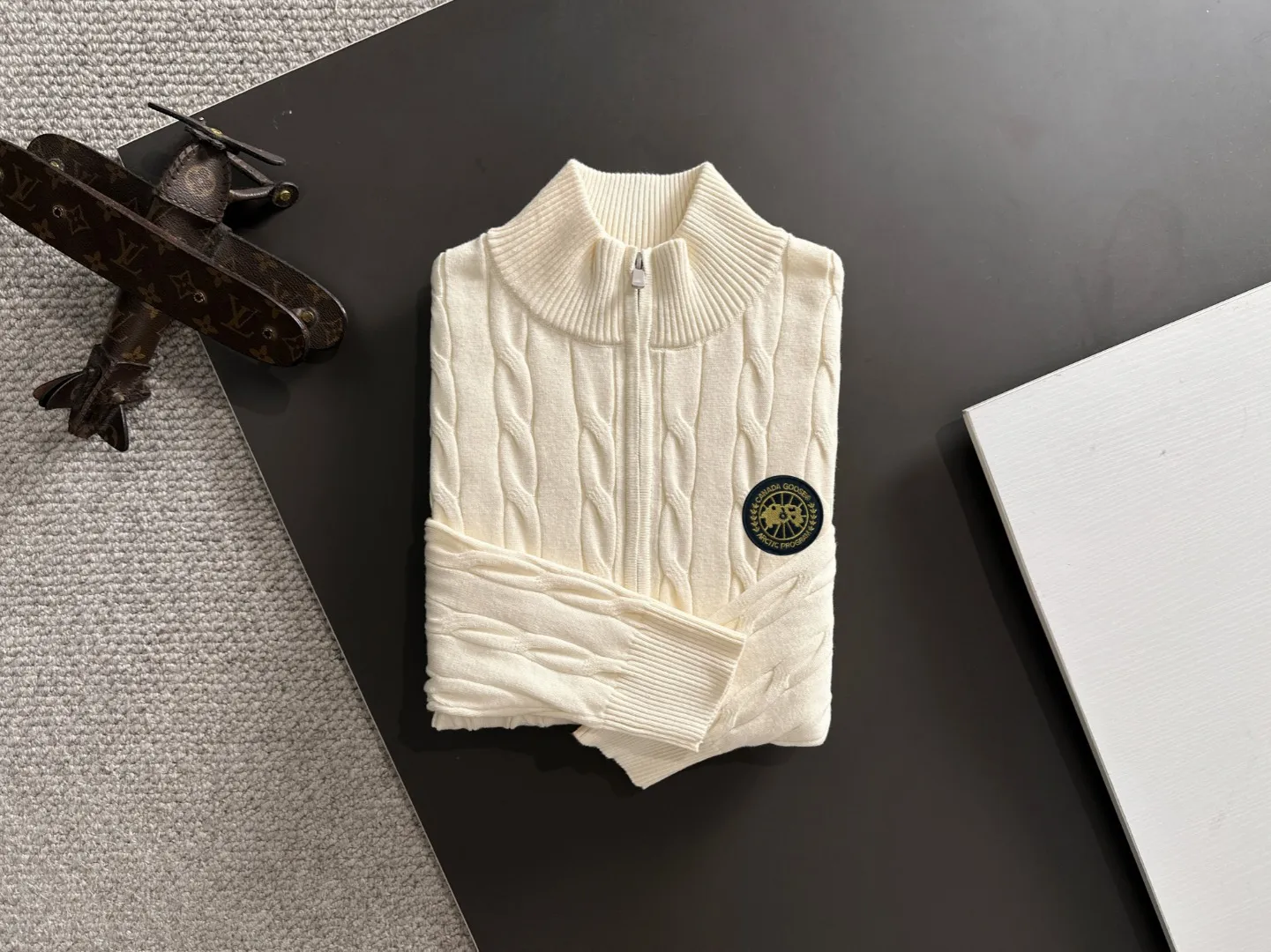Next day shipping P460 Big Goose 2025 official website latest winter sweater, popular items are on sale at the counter simultaneously! Specially made of wool blended fabric. It feels comfortable and can be directly in contact with the skin. The logo badge is exquisitely embroidered, which is extremely eye-catching! The details highlight the fashionable charm of big brands. Exquisite workmanship. Three-dimensional cutting style. The wearing effect is invincible and handsome! All three standards are complete! Size: M-3XL